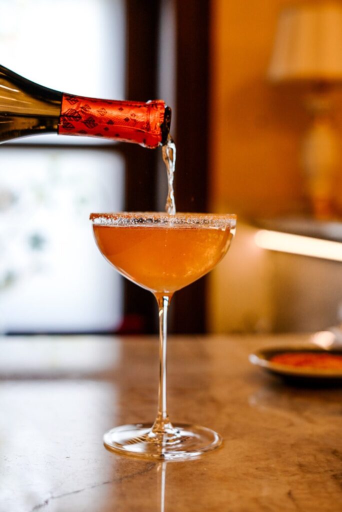 Koktail s šumivým vínom a ovocím