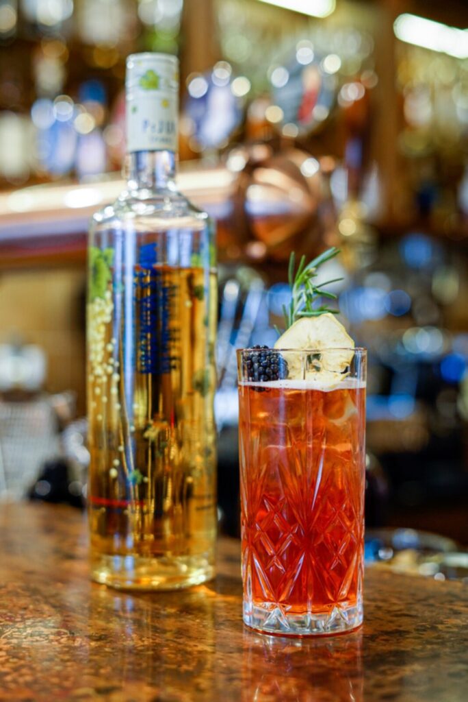 Koktail s ovocím a bylinkami