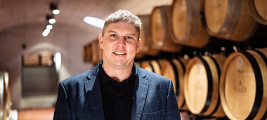 Muž v pivnici so sudmi.